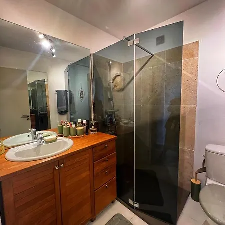 Les Roses By Welcome To *