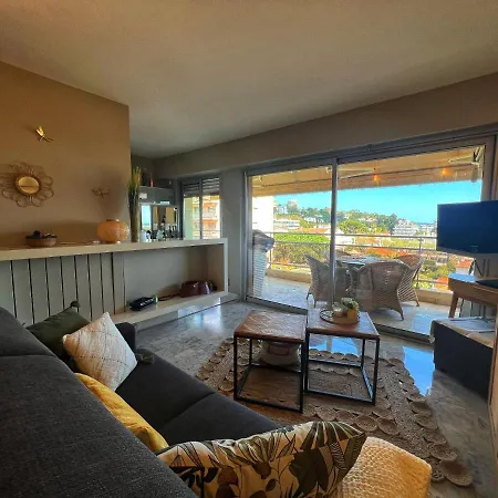 Les Roses By Welcome To Apartamento
